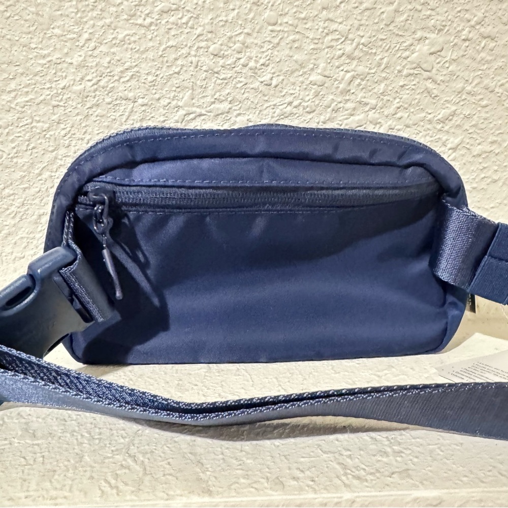 NWT Lululemon Everywhere Belt Bag Large 2L Long Strap | Dark Navy - Picture 9 of 11